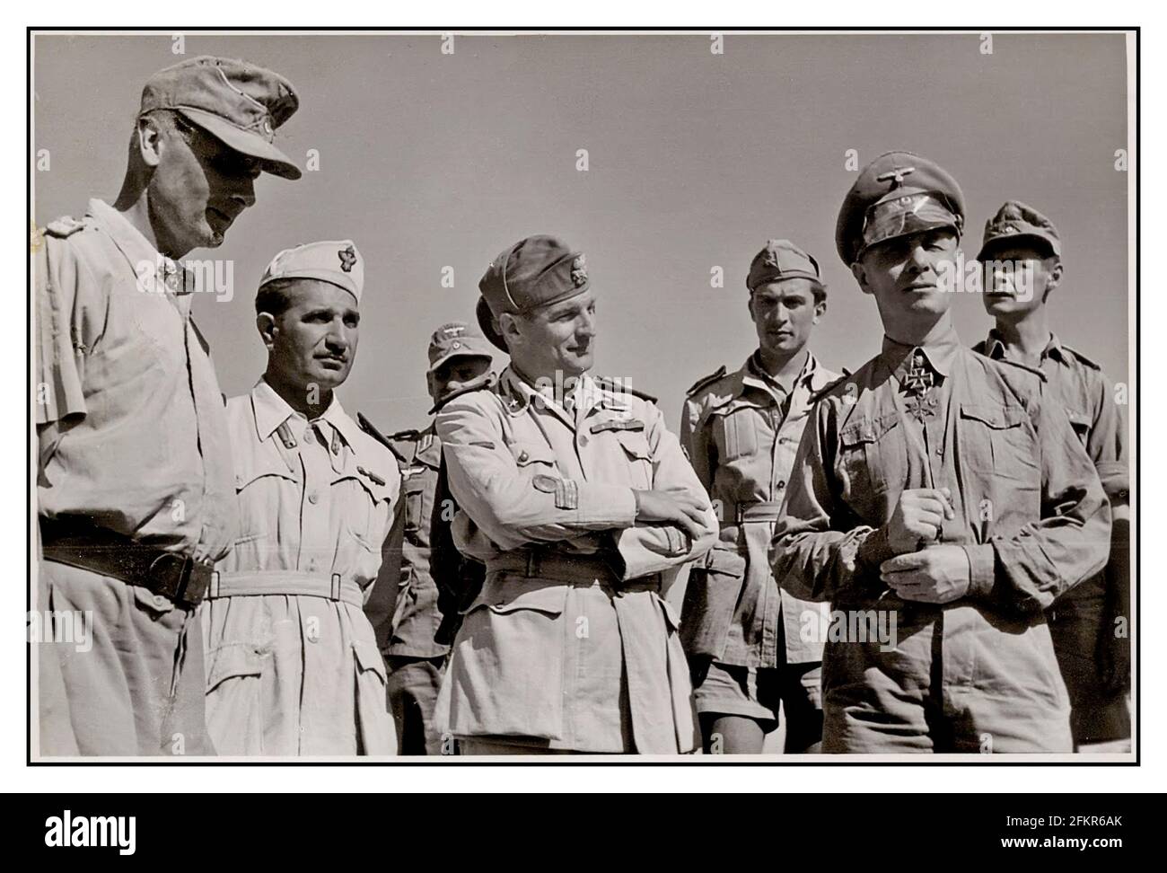 2. Weltkrieg ROMMEL AFRIkaCORPS OFFIZIERSGRUPPE General Johannes Erwin Eugen Rommel (15. November 1891 – 14. Oktober 1944) war ein nationaldeutscher General und Militärtheoretiker. General Rommel, bekannt als Wüstenfuchs, war ein angesehener Kommandant des Afrikakorps-1941 - Generalleutnant Erwin Rommel (Kommandierender General Deutsche Afrikakorps) in Tripolis (Libyen), als er 1941 nach Nordafrika kam. Zweiter Weltkrieg Stockfoto