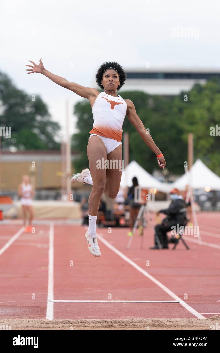 Austin, Texas, USA. April 2021. Die texanische Frauen-Weitsprung-Ass TARA DAVIS steigt zu einem leichten Sieg beim Texas Invitational auf, während sie weiterhin nach einem Platz in der US-Olympiamannschaft 2021 sucht. Davis, ein Junior, schlug einen 35-jährigen Rekord in den Texas Relays, der 1985 von der olympischen Legende Jackie Joyner-Kersee aufgestellt wurde.Quelle: Bob Daemmrich/ZUMA Wire/Alamy Live News Stockfoto