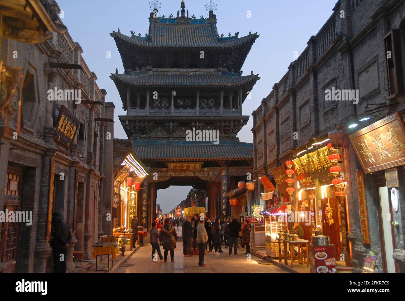 Pingyao in der Provinz Shanxi, China: Nächtliche Straßenszene in Pingyao mit Blick auf den Gushi-Turm oder den Stadtturm und Lichter. Abendansicht von Pingyao. Stockfoto