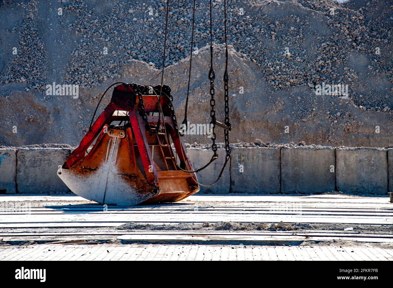 Alte rostige Greifstelle zum Laden von Klinkerfracht im Hafen. Schwere Industriemaschinen Detailansicht Stockfoto