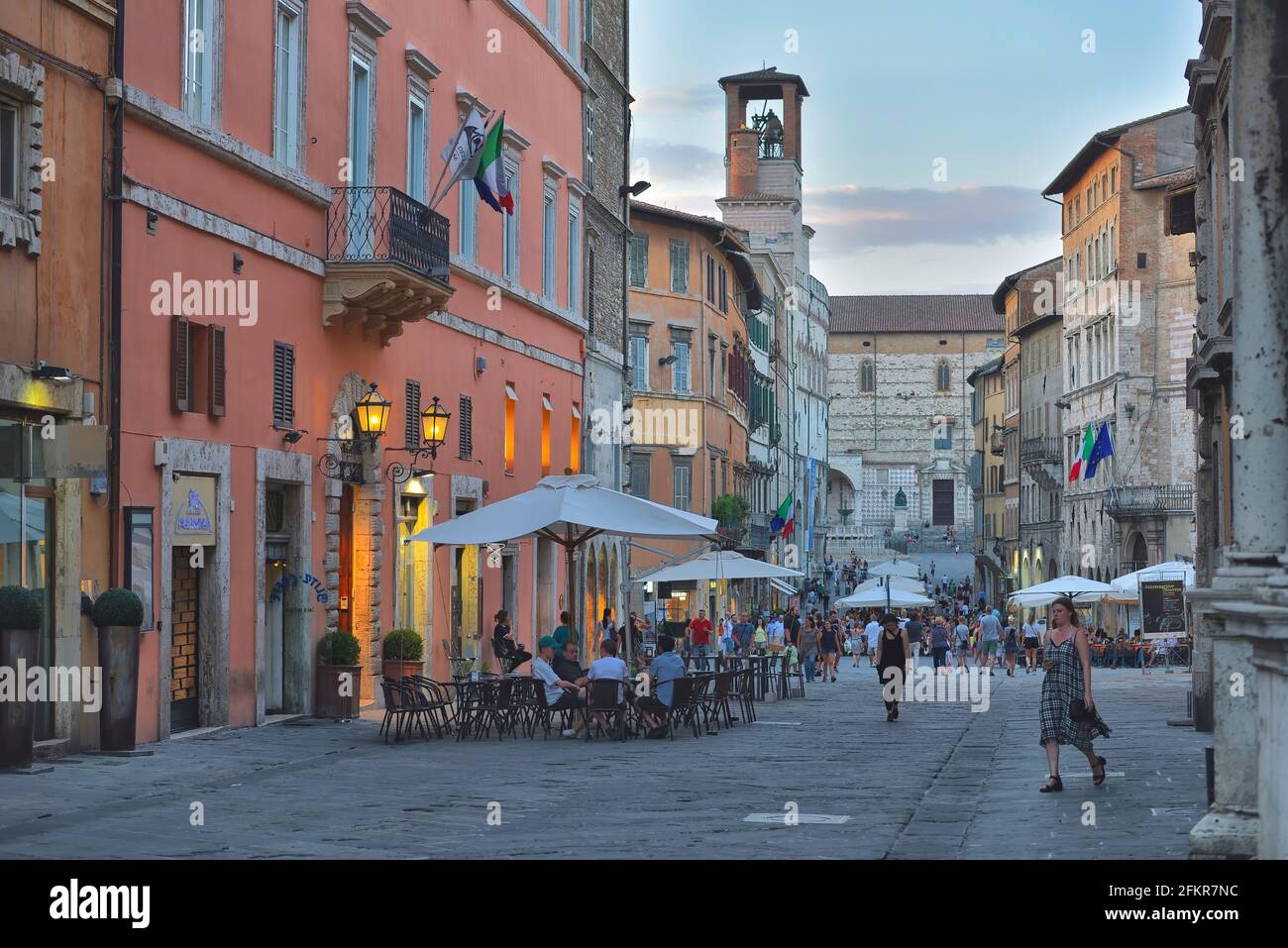 Perugia, Umbrien, Italien - Juli 20 2017: Fußgängerzone entlang der alten Corso Vannucci Ansicht. Downtown, blauer Himmel Stockfoto