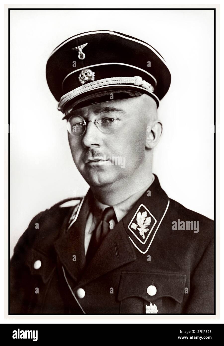 Heinrich Himmler Porträt in Nazi Waffen SS-Uniform 1940er Jahre deutscher nationalsozialistischer Politiker Nazi-Militärkommandeur Geheimpolizei. Himmler war einer der mächtigsten Männer in Nazi-Deutschland und einer der Menschen, die am unmittelbarsten für den Holocaust verantwortlich waren. Erleichterte Völkermord in ganz Europa und im Osten. Beging Selbstmord im Jahr 1945, nachdem er auf der Flucht unter einer anderen Identität gefangen genommen wurde. Zweiter Weltkrieg Stockfoto
