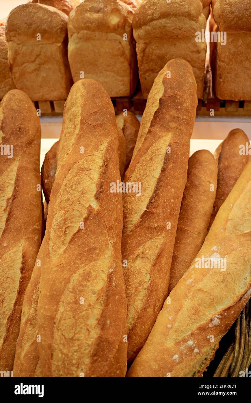 Ein Haufen frisch gebackener französischer Baguette mit verschwommenen Broten Im Hintergrund Stockfoto