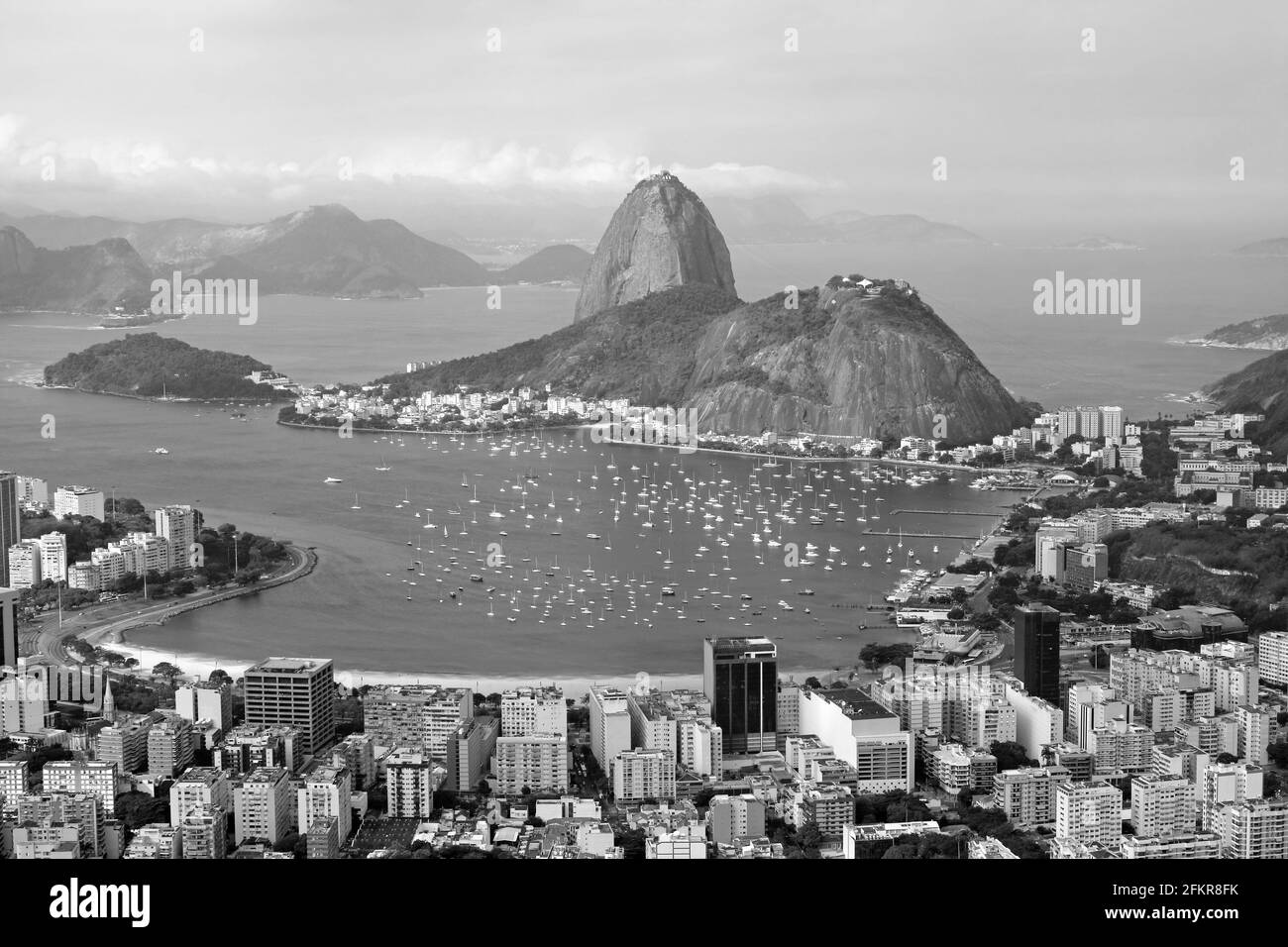Monochrome Luftaufnahme von Rio de Janeiro mit dem berühmten Zuckerhut vom Corcovado-Hügel in Rio de Janeiro, Brasilien Stockfoto