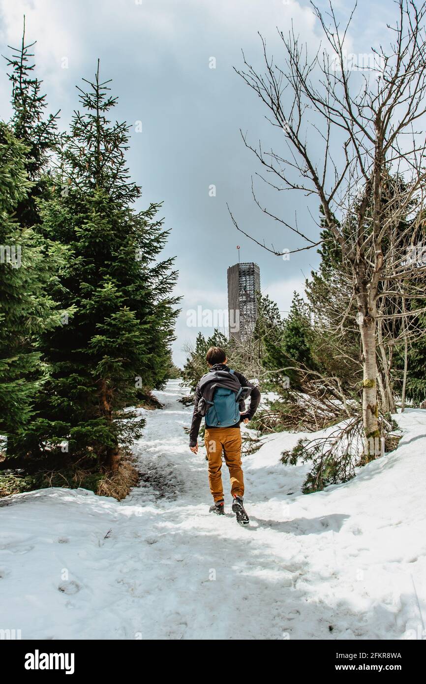 Rucksacktouristen zu Fuß zum Aussichtsturm Velka Destna, Orlicke, Adler, Gebirge, Tschechien. Genießen Sie die Freiheit des Winterwanderns, aktiven Lebensstils und der Landschaft Stockfoto