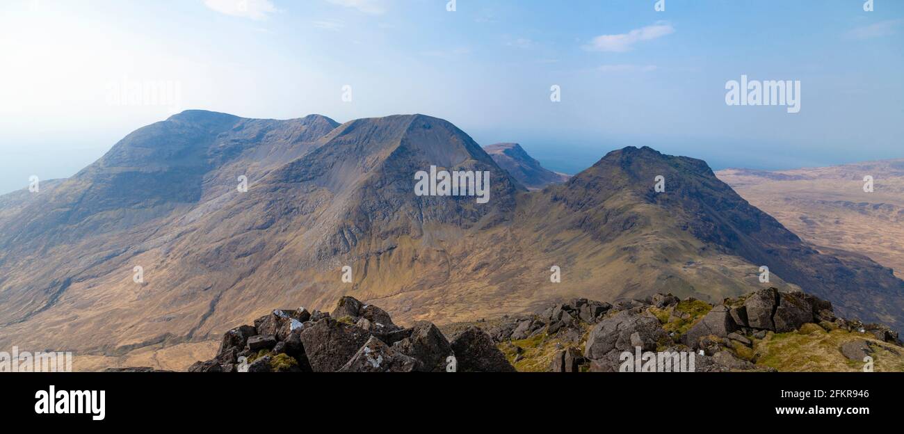 Der Rum Cuillin blickt von Hallival nach Askival mit Ainshval im Hintergrund. Stockfoto