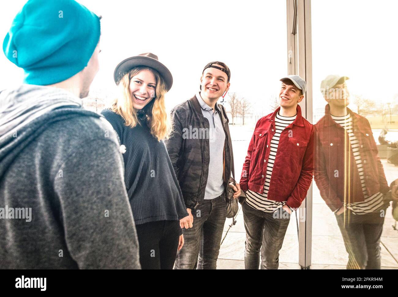 Beste Freunde Jungs und Mädchen Millennial mit echten unplugged Spaß Im Stadtgebiet in Berlin-Stadt - Freundschaft und Jugend Konzept mit jungen Menschen Stockfoto