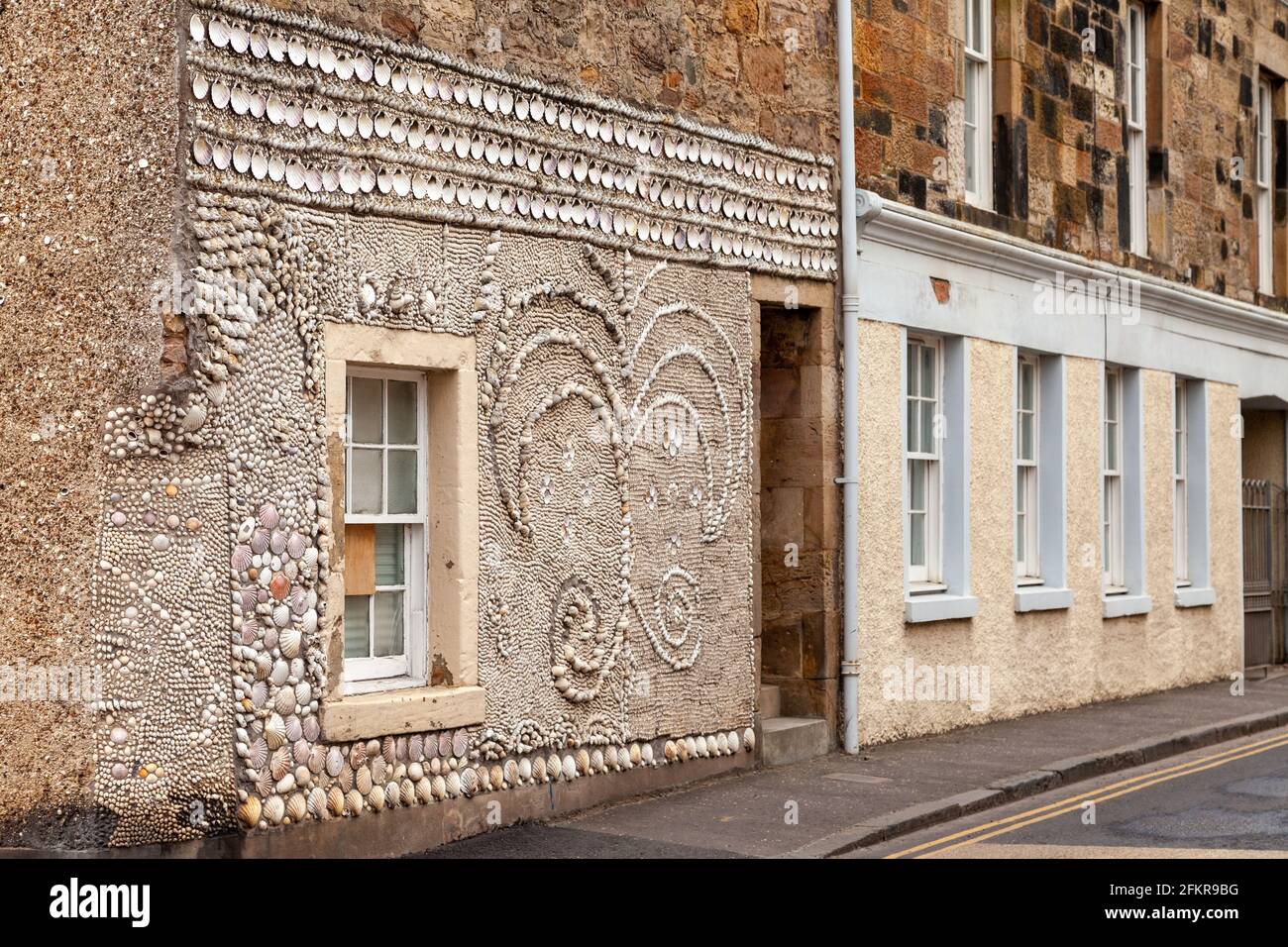 Ein Haus in Anstruther mit Muscheln in der dekoriert Wand des Gebäudes Stockfoto