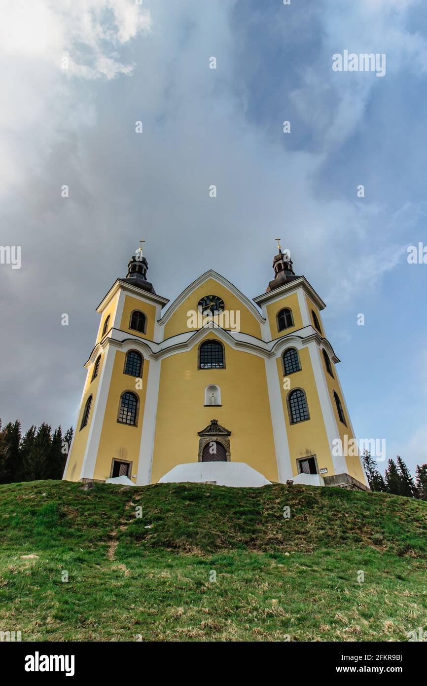 Wiederaufgebaute Kirche Mariä Himmelfahrt in Neratov, Orlicke-Gebirge, Tschechische Republik.wichtiger Wallfahrtsort, hat spektakuläres Glas Stockfoto