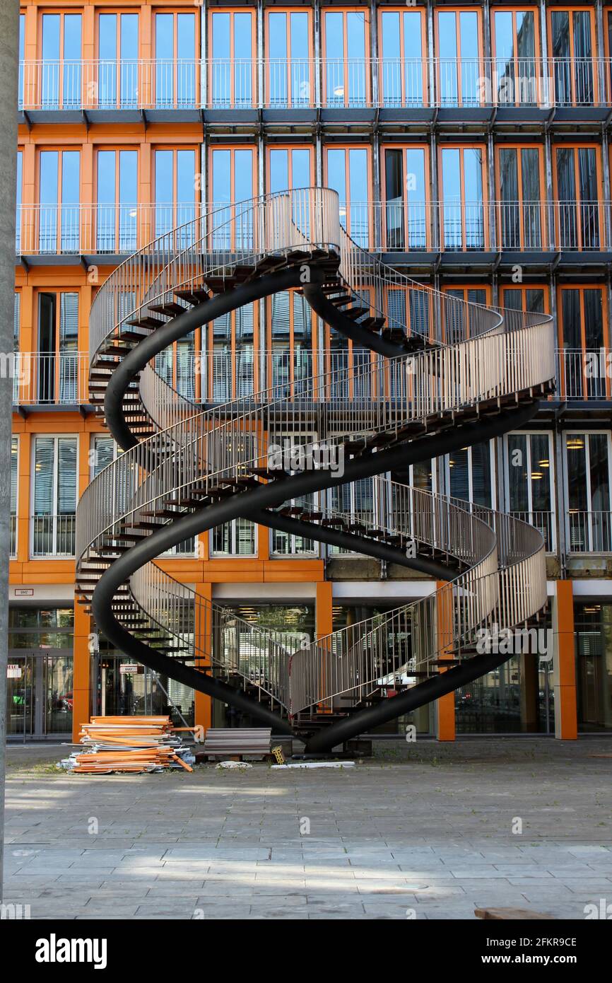 Endlose Wendeltreppe zu keiner „Umschreibungstreppe“ in München, Deutschland, am KPMG-Hauptsitz Stockfoto
