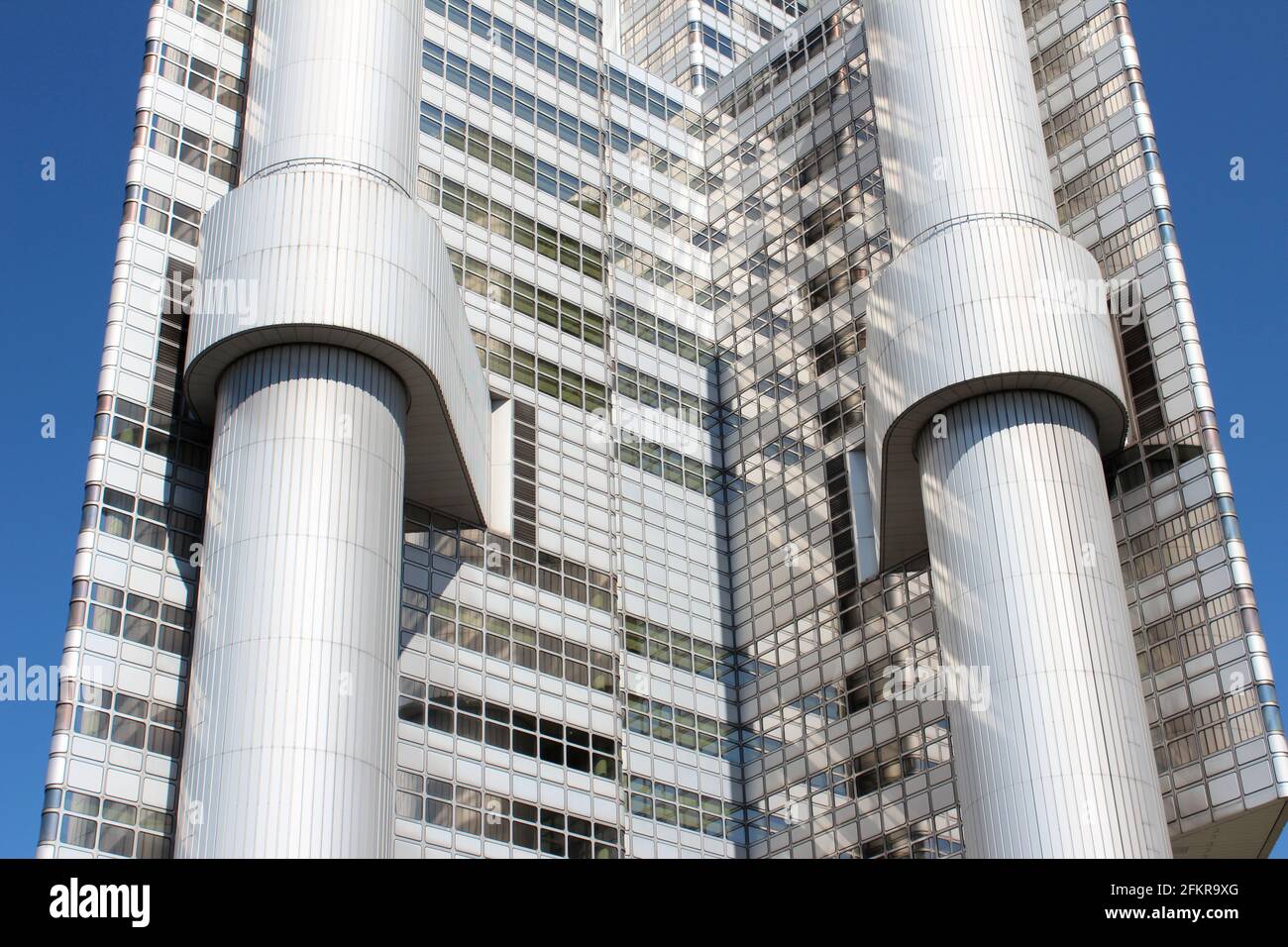 Moderner Metall- und Glasturm mit freiliegendem Zirkulationskern in München, Deutschland, Hypo-Haus, HVB Tower Stockfoto