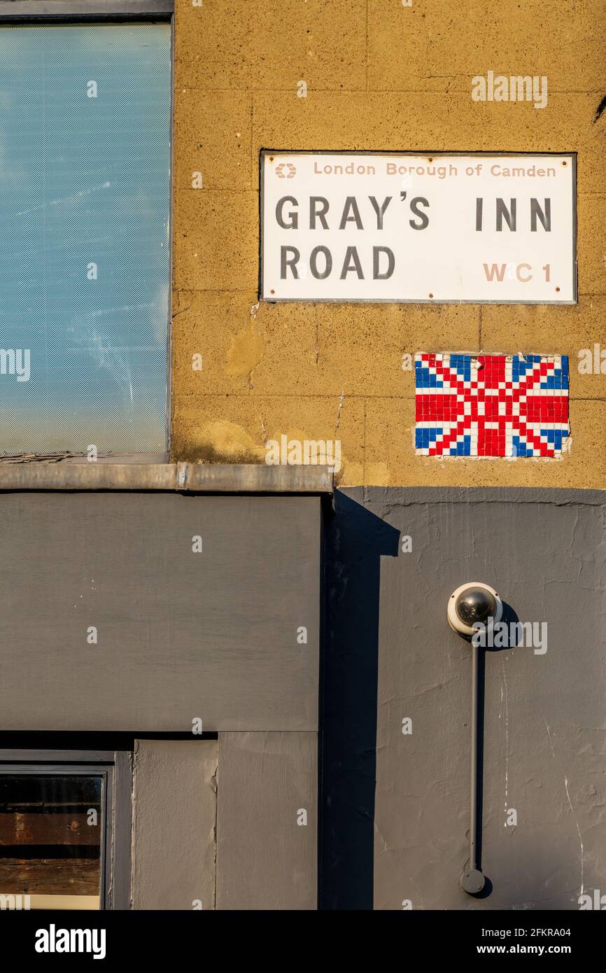 Gray's Inn Road Street Sign London - Grays Inn Rd Street Sign mit Union Jack Flag Space Invader Mosaik. Stockfoto