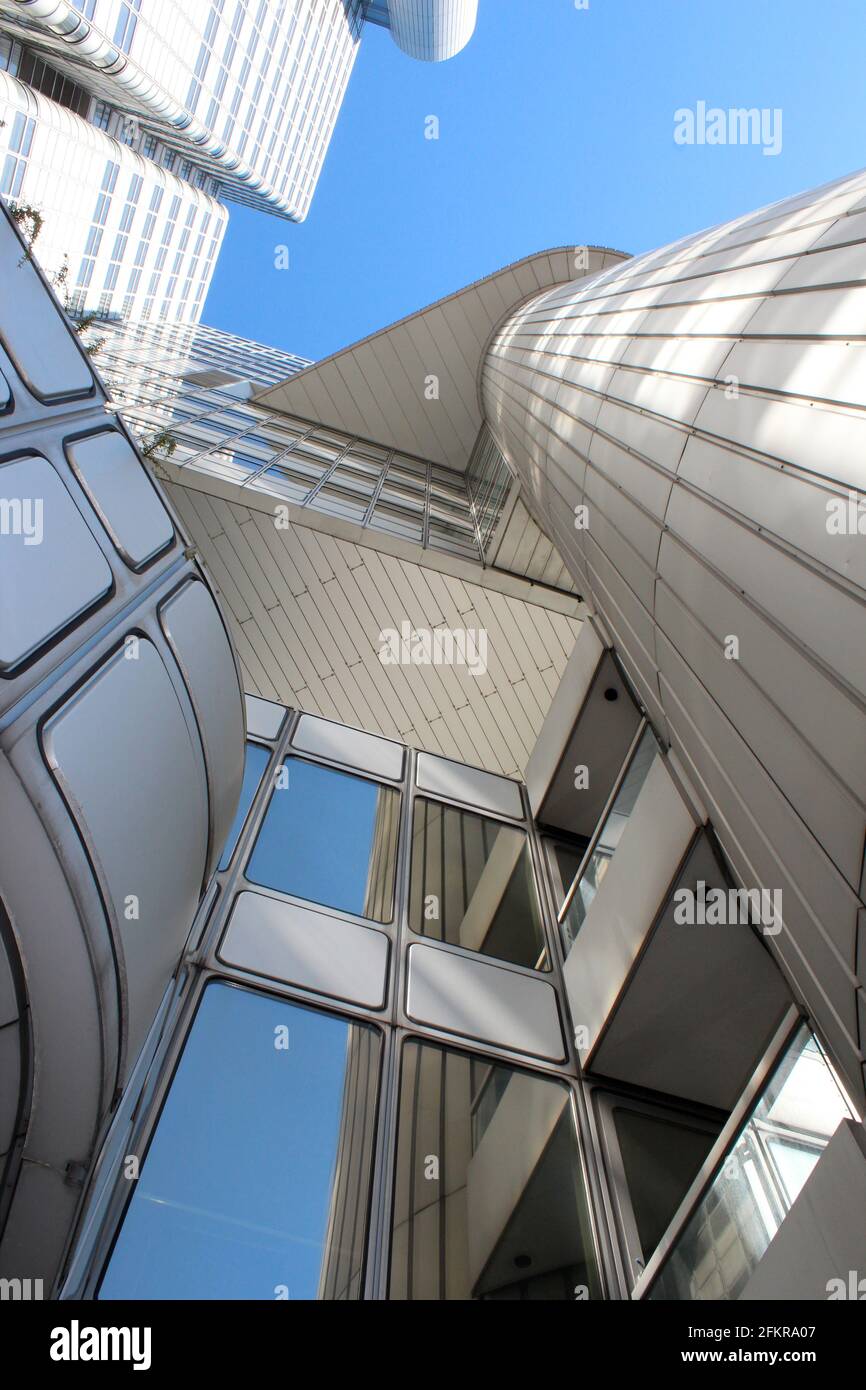 Moderner Metall- und Glasturm mit freiliegendem Zirkulationskern in München, Deutschland, Hypo-Haus, HVB Tower Stockfoto