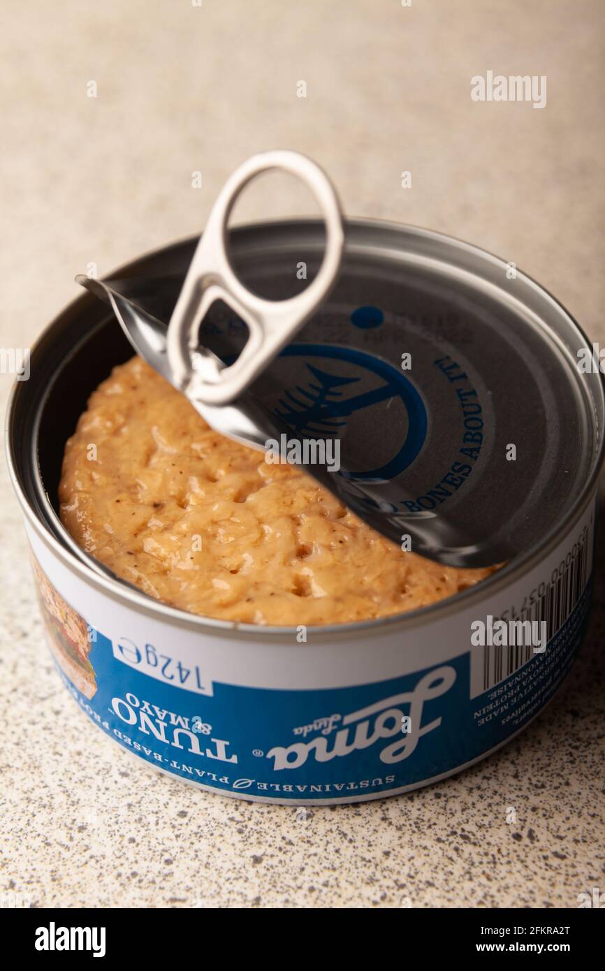 Nahaufnahme der Dose Tuno, Veganer Thunfisch, in einer Dose mit einem Ringzug. Stockfoto