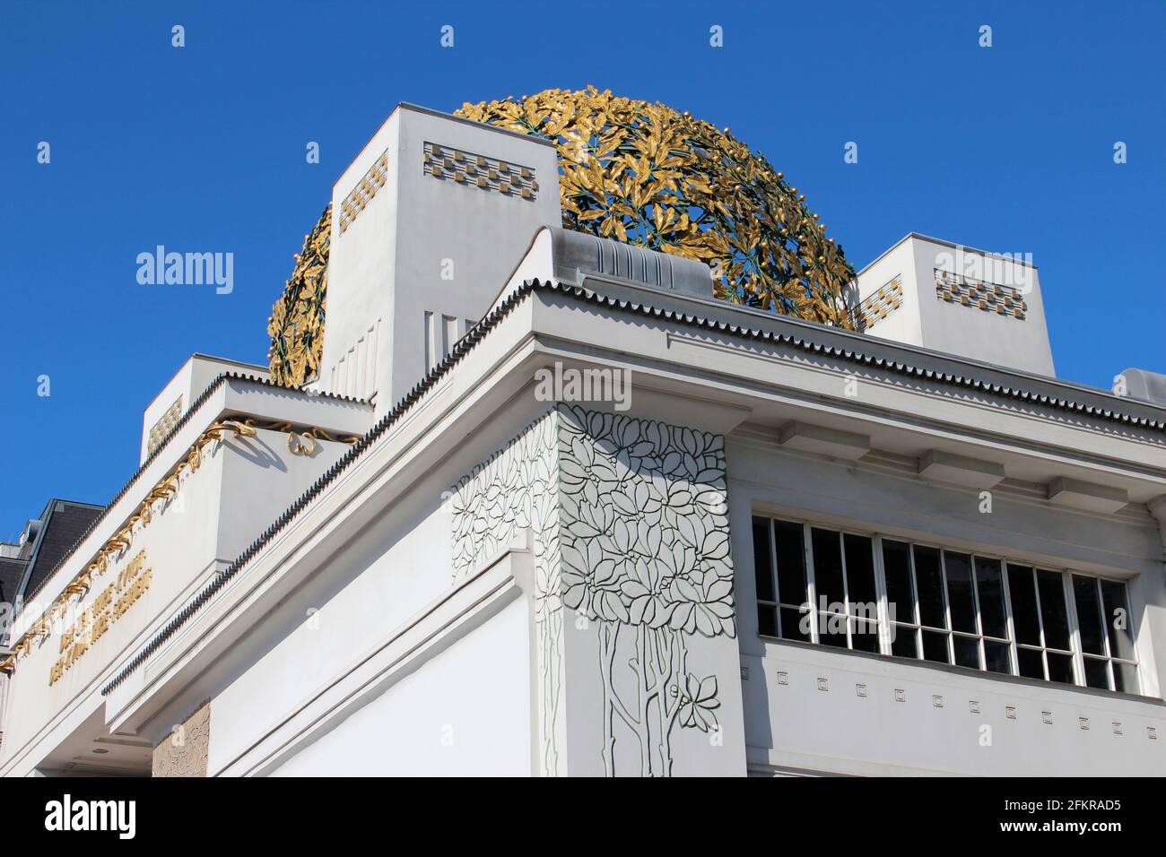Goldblumenkuppeldach des Secession-Gebäudes in Wien, Österreich Stockfoto