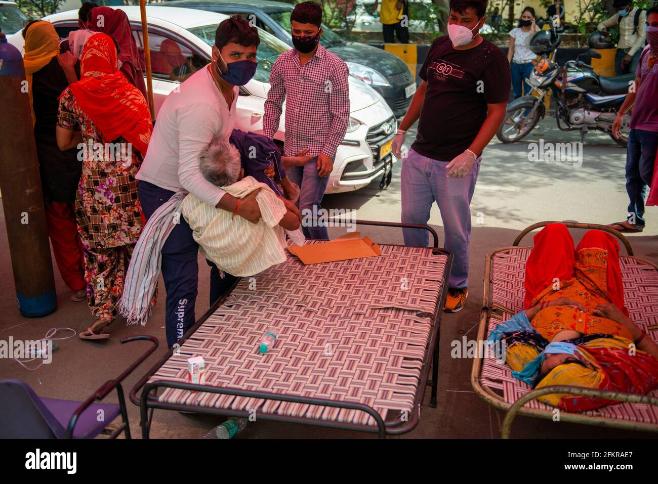 Ghaziabad, Indien. Mai 2021. Ein Verwandter trägt einen Covid-19-Patienten, der Schwierigkeiten beim Atmen hat, um Sauerstoff außerhalb von Gurudwara Sri Guru Singh Sabha Indirapuram zu erhalten.Indien steht vor einem Mangel an medizinischem Sauerstoff. Unter solchen Umständen hilft eine NGO namens Khalsa Help International Covid-19-Patienten, indem sie ihnen freien Sauerstoff anbietet. In den letzten 24 Stunden verzeichnete Indien 3 68,147 neue Covid19-Fälle mit 3417 Todesfällen. Kredit: SOPA Images Limited/Alamy Live Nachrichten Stockfoto