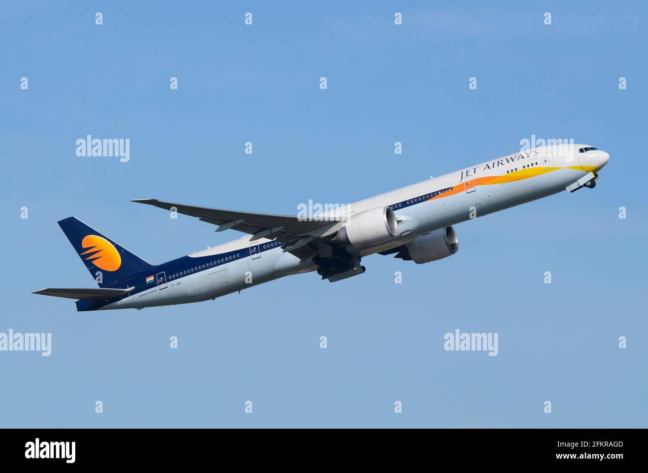 Jet Airways Boeing 777 Jet-Linienflugzeug VT-JEH, das vom Flughafen London Heathrow, Großbritannien, abfliegt. Langstreckenflug in hellblauem Himmel Stockfoto