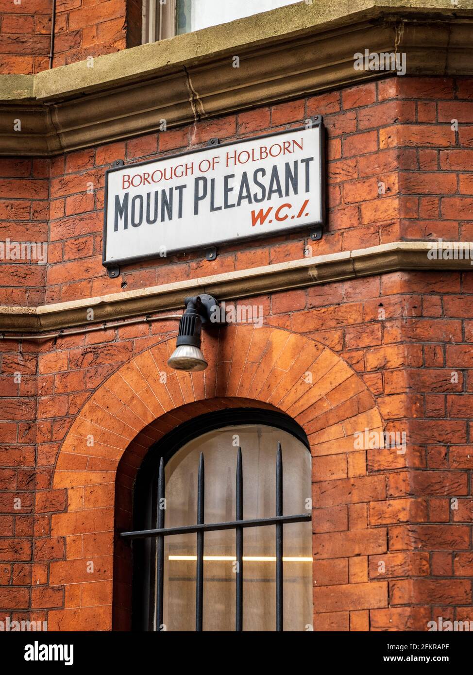 Moutn Pleasant WC1 London - altes Straßenschild für Mount Pleasant Borough of Holborn W.C 1 im Zentrum von London. Beschilderung Zur London Street. Stockfoto