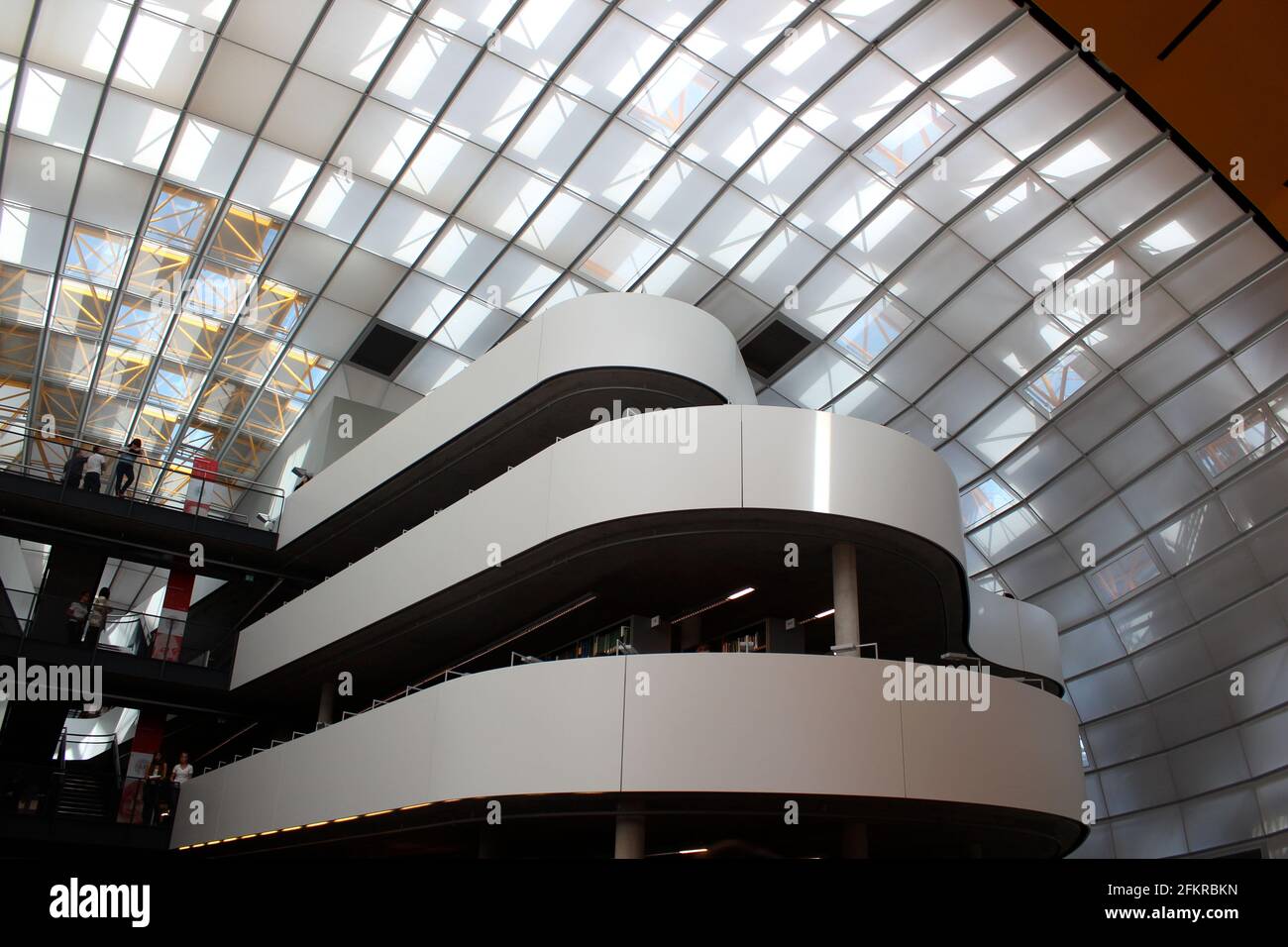 ArchDaily Free University's Philology Library von Foster + Partners in Berlin, Deutschland. Gelb mit durchscheinenden Umschlag Stockfoto