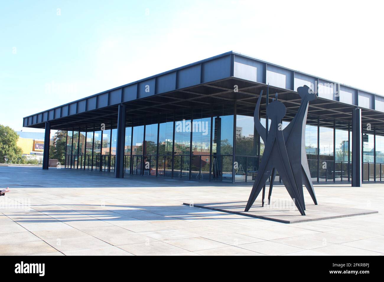 Museumsgebäude aus Glas und Metall. Neue Nationalgalerie im Kulturforum von Mies van der Rohe in Berlin Stockfoto