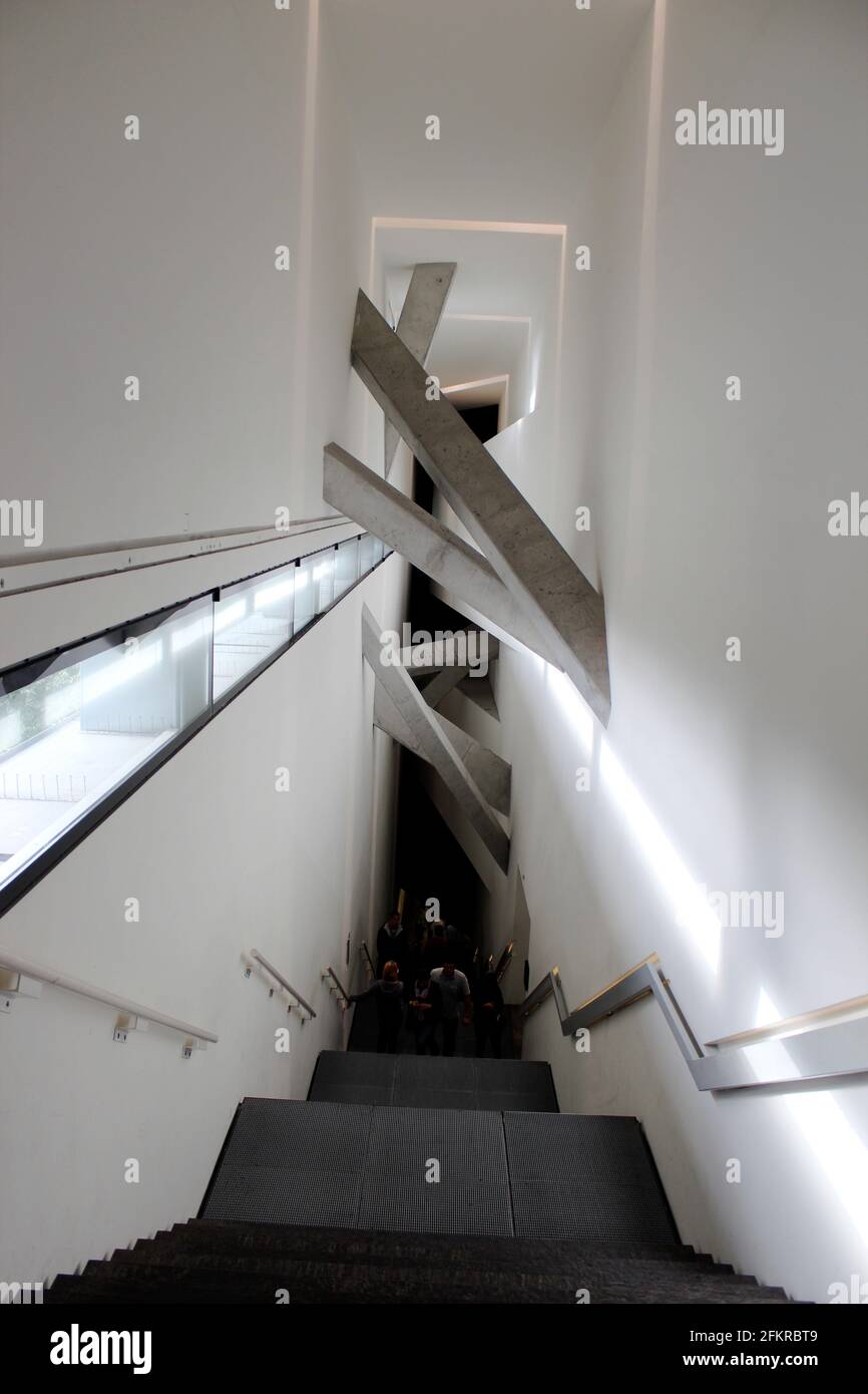 Treppenhaus mit Betonstangen, die durch das Innere des Jüdischen Museums Berlin in Deutschland stechen, von Daniel Libeskind Stockfoto