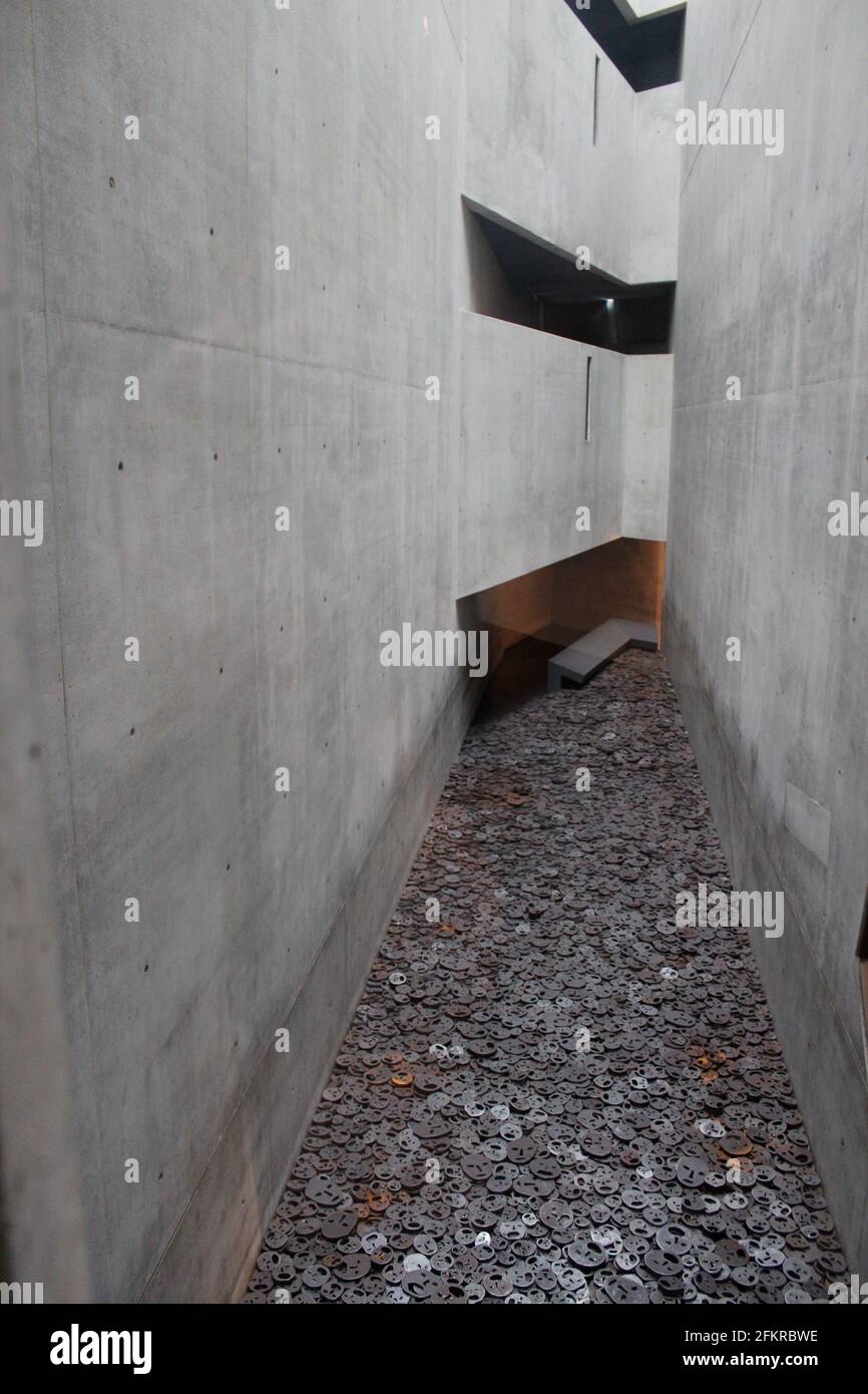 Memory Void Interior des Jüdischen Museums Berlin in Deutschland, von Daniel Libeskind Stockfoto