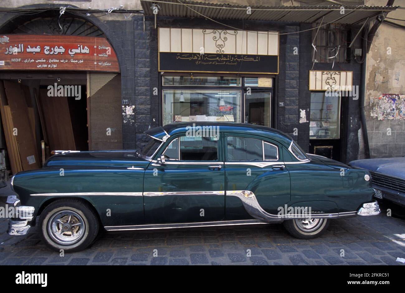 1954 Pontiac Chieftain in einer Straße von Damaskus, Syrien Stockfoto