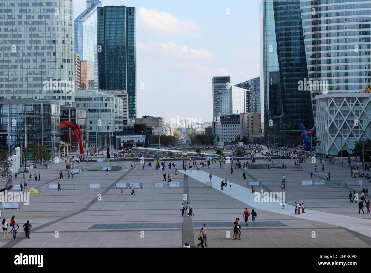 Blick von der La Grande Arche de la Défense die Straße hinunter in Paris, Frankreich Stockfoto