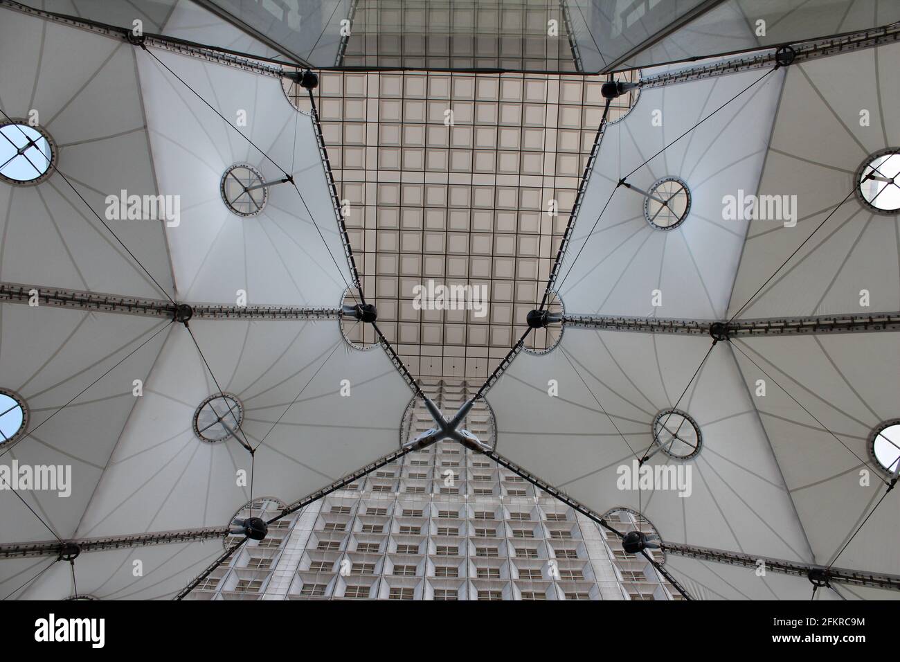 La Grande Arche de la Défense in Paris, Frankreich mit Baldachin Stockfoto