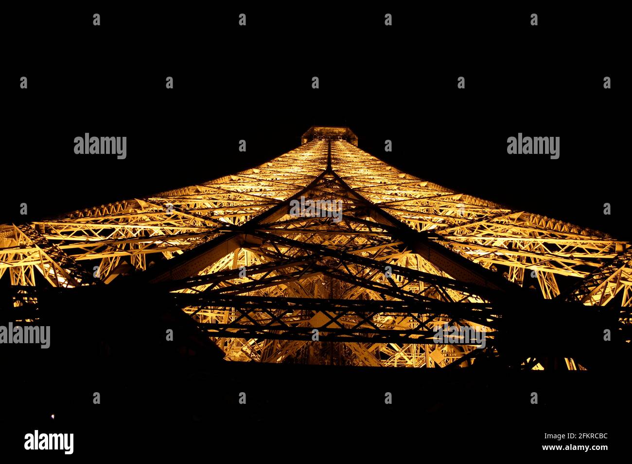 Eiffelturm in Paris, Frankreich bei Nacht Stockfoto