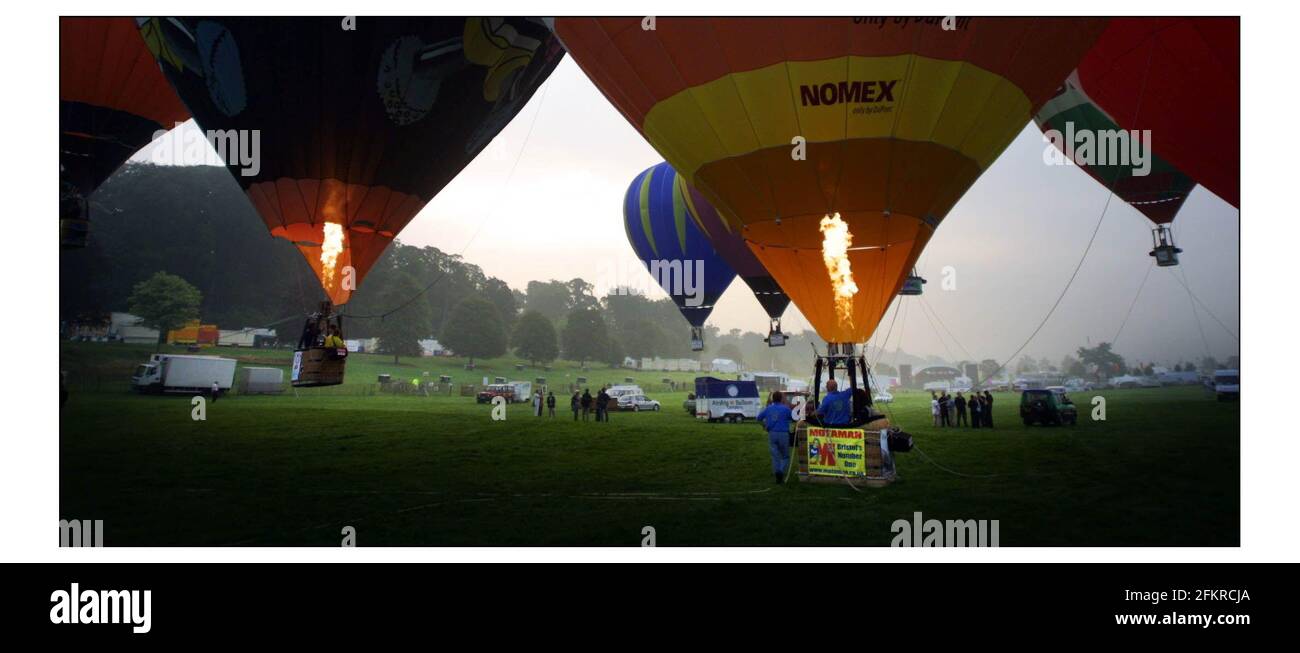 HEISSLUFTBALLON ORCHESTRE von Instalation Artist Luke Jerram.....Sieben Heißluftballons, die Audiolautsprecher umschmeichelten, planten, von Ashton Court abzuheben und über Bristol zu fliegen. Einmal in der Luft, unterschiedliche Musik von jedem Ballon war, um eine Surround-Sound-Landschaft als eine Performance für die Waking Bristol Bewohner konzipiert zu schaffen. LEIDER HAT DER NEBEL DEN TAG VERDORBEN....und die Ballonpiloten konnten nur die Vorstellung über der Internationalen Ballonfest, die vom 7. Bis 10. August stattfindet, Proben.Bild David Sandison 7/8/2003 Stockfoto