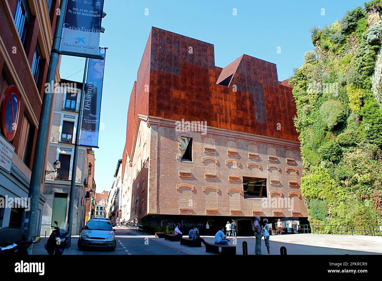 Das schwimmende Museum, Old trifft mit diesem adaptiven Reuse-Projekt auf Neues. CaixaForum in Madrid, Spanien. Stockfoto