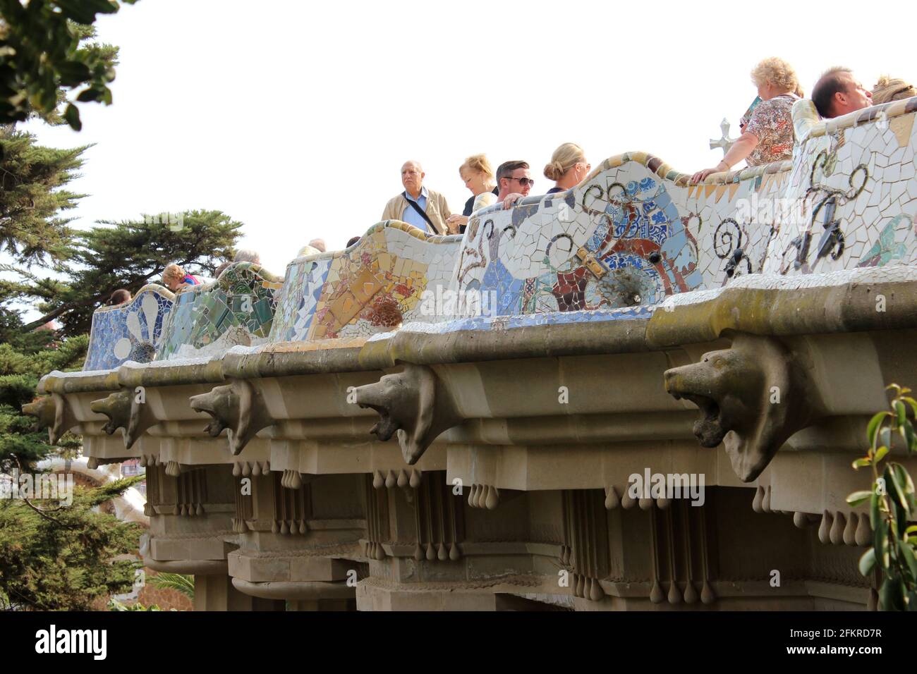 Geschwungene Mosaikstühle im Park Guell von Antoni Gaudi in Barcelona, Spanien Stockfoto