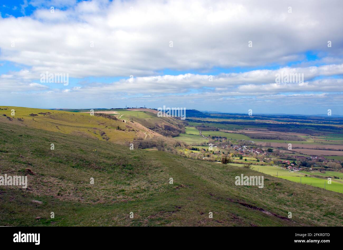 Ein Blick entlang der Nordkarpment mit Fulking unten gesehen vom Devils Dyke in Sussex, England, Großbritannien. Stockfoto