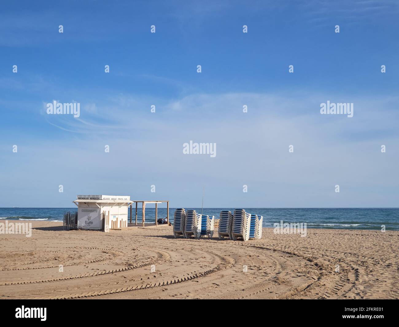 Strandbars, genannt Chiringuito, bereiten sich auf die Sommersaison vor. Castelldefels Strand, kleine Stadt in der Nähe von Barcelona Stockfoto