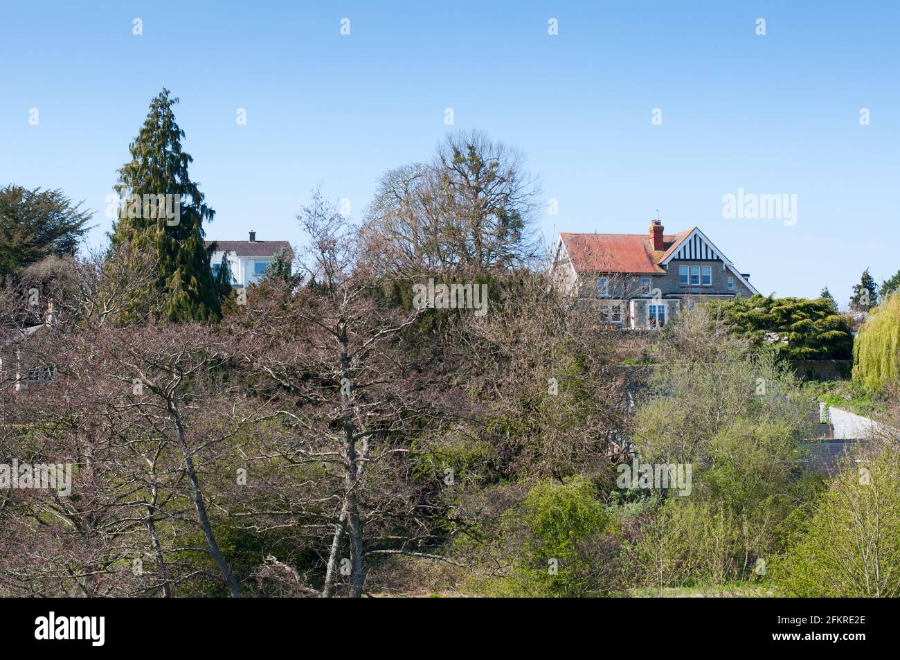 Zwei Häuser in traditioneller britischer Architektur auf einem Hügel in Wiltshire, England Stockfoto
