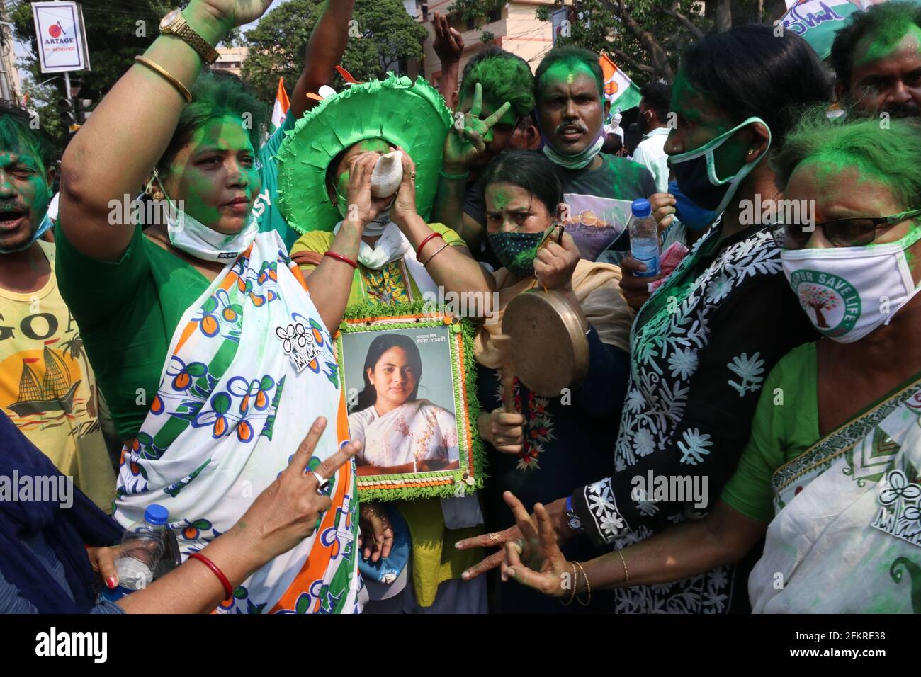 Kalkutta, Indien. Mai 2021. Trinamool-Kongressaktivisten feiern den Sieg bei den Wahlen zur West Bengalen State Assembly in Kalkutta. (Foto von Dipa Chakraborty/Pacific Press/Sipa USA) Quelle: SIPA USA/Alamy Live News Stockfoto