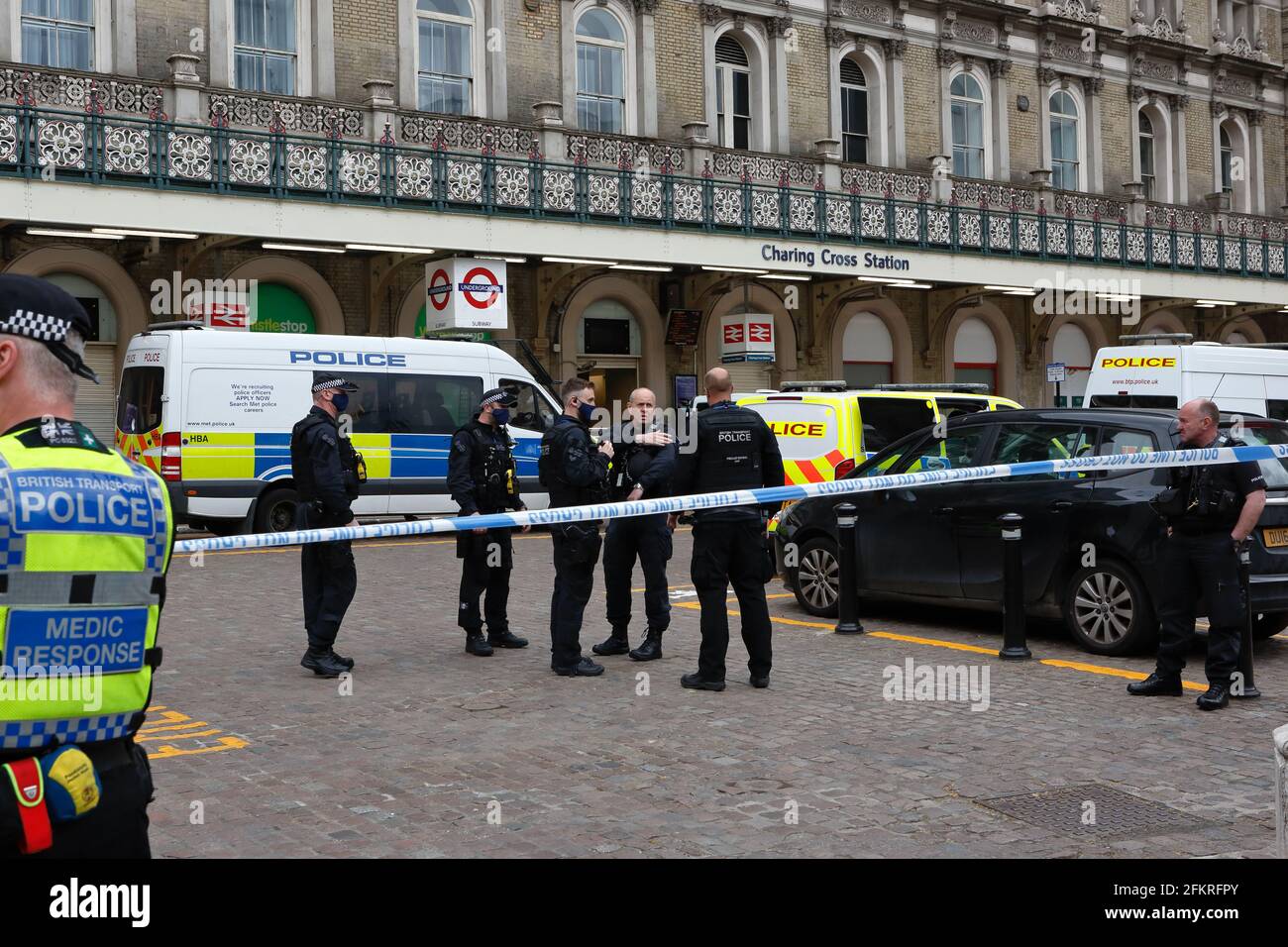 London (UK), 03. Mai 2021:die Charing Cross Station wird nach einem „Notfall“ evakuiert und geschlossen, bei dem die Polizei ein verdächtiges Paket in nea besorgte Stockfoto