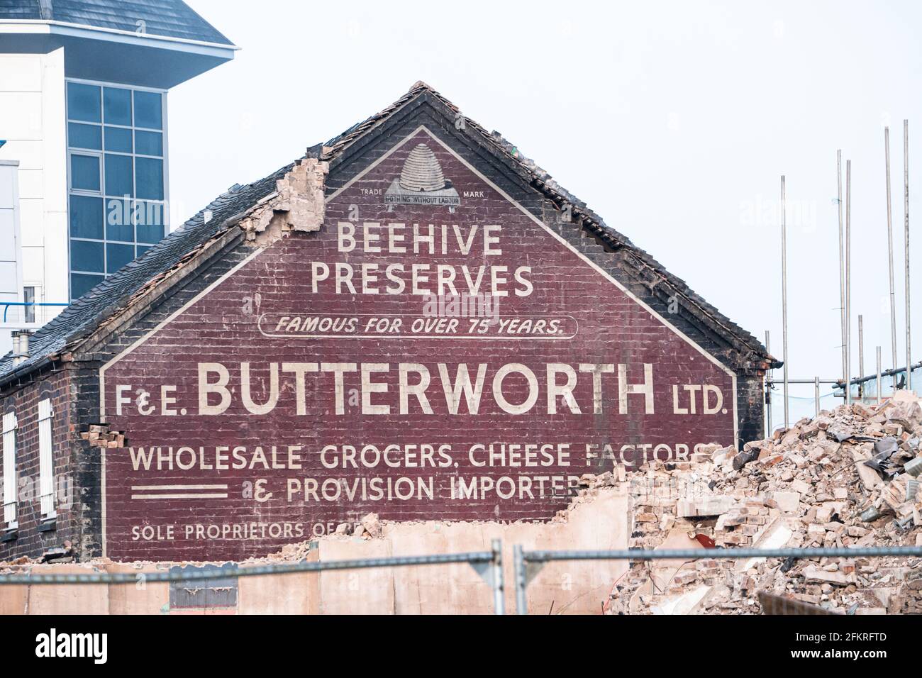 Das historische Beehive bewahrt Werbespots auf verfallenen Backsteinbauten mit Abbruchschutt Stockfoto