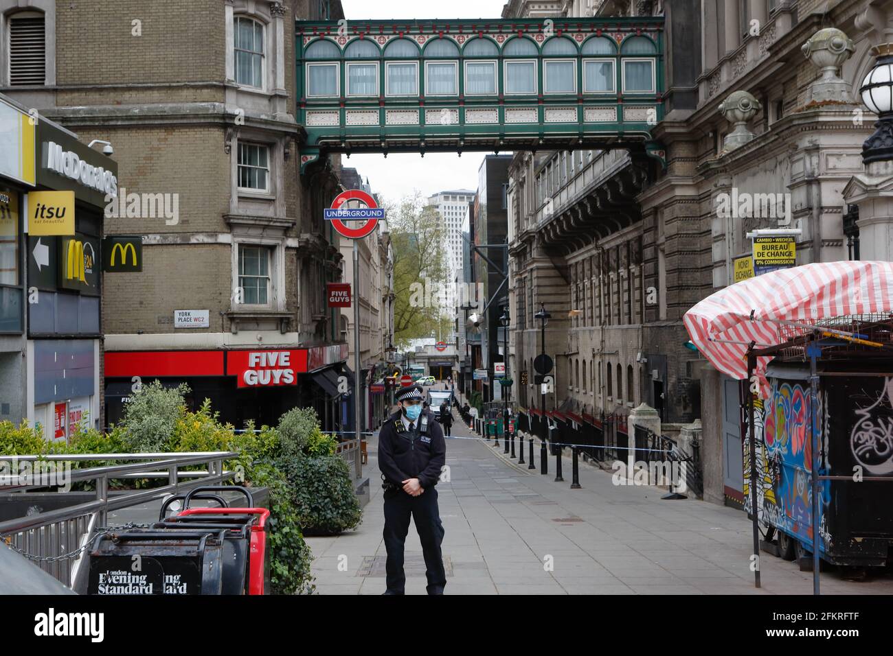 London (UK), 03. Mai 2021:die Charing Cross Station wird nach einem „Notfall“ evakuiert und geschlossen, bei dem die Polizei ein verdächtiges Paket in nea besorgte Stockfoto