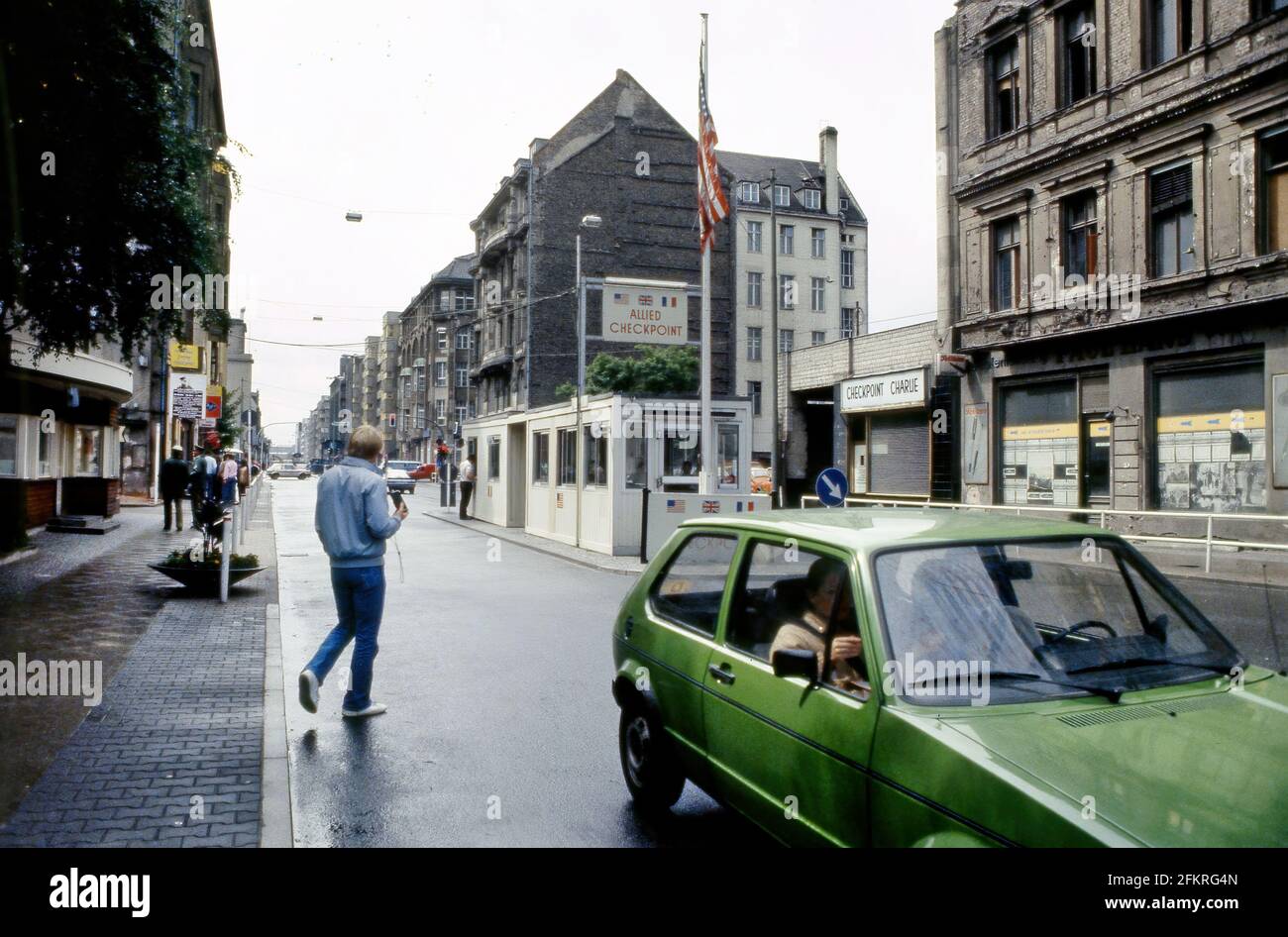 Berliner Mauer, Checkpoint Charlie, im Juli 1984, Straßenszene mit Fußgängern. Stockfoto