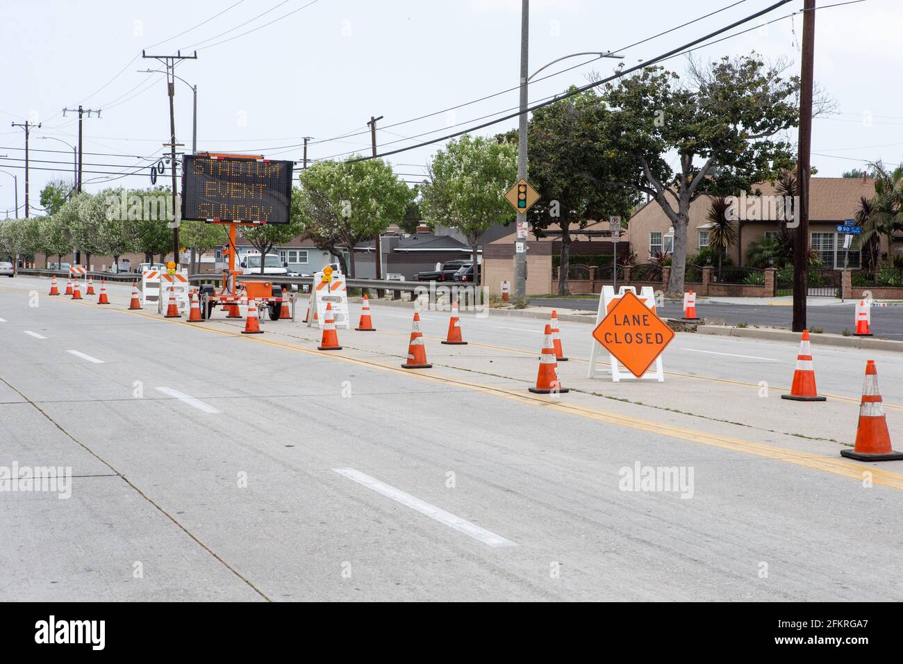 Gesamtansicht des Pincay Dr, der in westlicher Richtung um die Grenzstraßen des SoFi Stadions herum reist, Sonntag, 2. Mai 2021, in Inglewood, Calif. (Jevone Moore/Bild von Sp Stockfoto