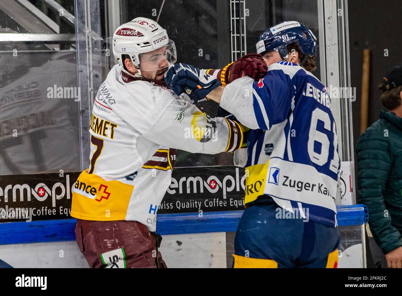 # 17 Arnaud Jacquemet (Genf) und Sven Leuenberger # 61 (EV Zug) gönnen sich nach der letzten Sirene nach dem National League Playoff Final Eishockey Spiel 1 zwischen EV Zug und Geneve-Servette HC am 3. Mai 2021 in der Bossard Arena in Train eine Freude. (Schweiz/Kroatien OUT) Quelle: SPP Sport Pressefoto. /Alamy Live News Stockfoto