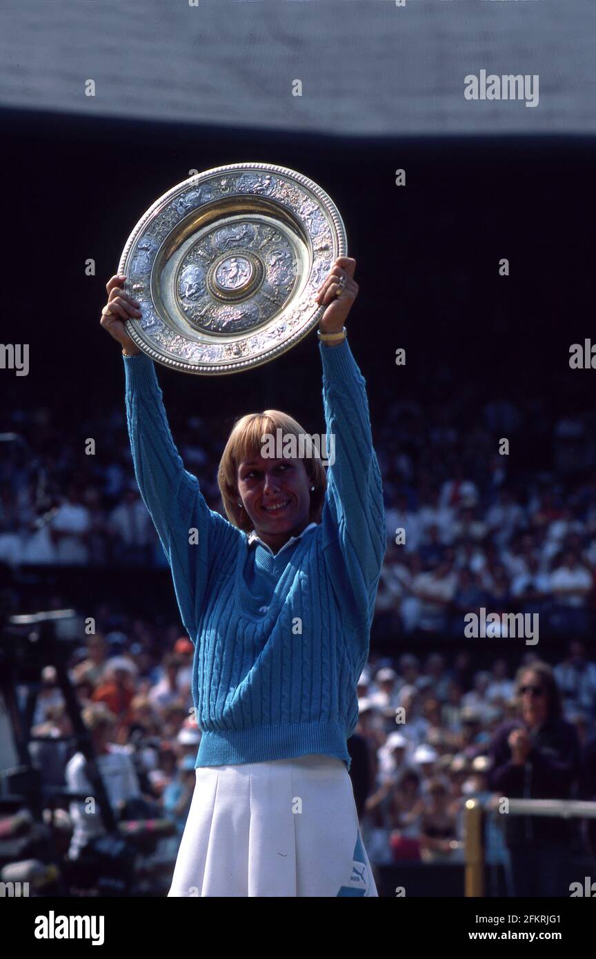 Martina Navratilova hält die Champions Plate, nachdem sie Chris Evert Lloyd besiegt hat, um die 1984 Wimbledon-Meisterschaften zu gewinnen. Stockfoto