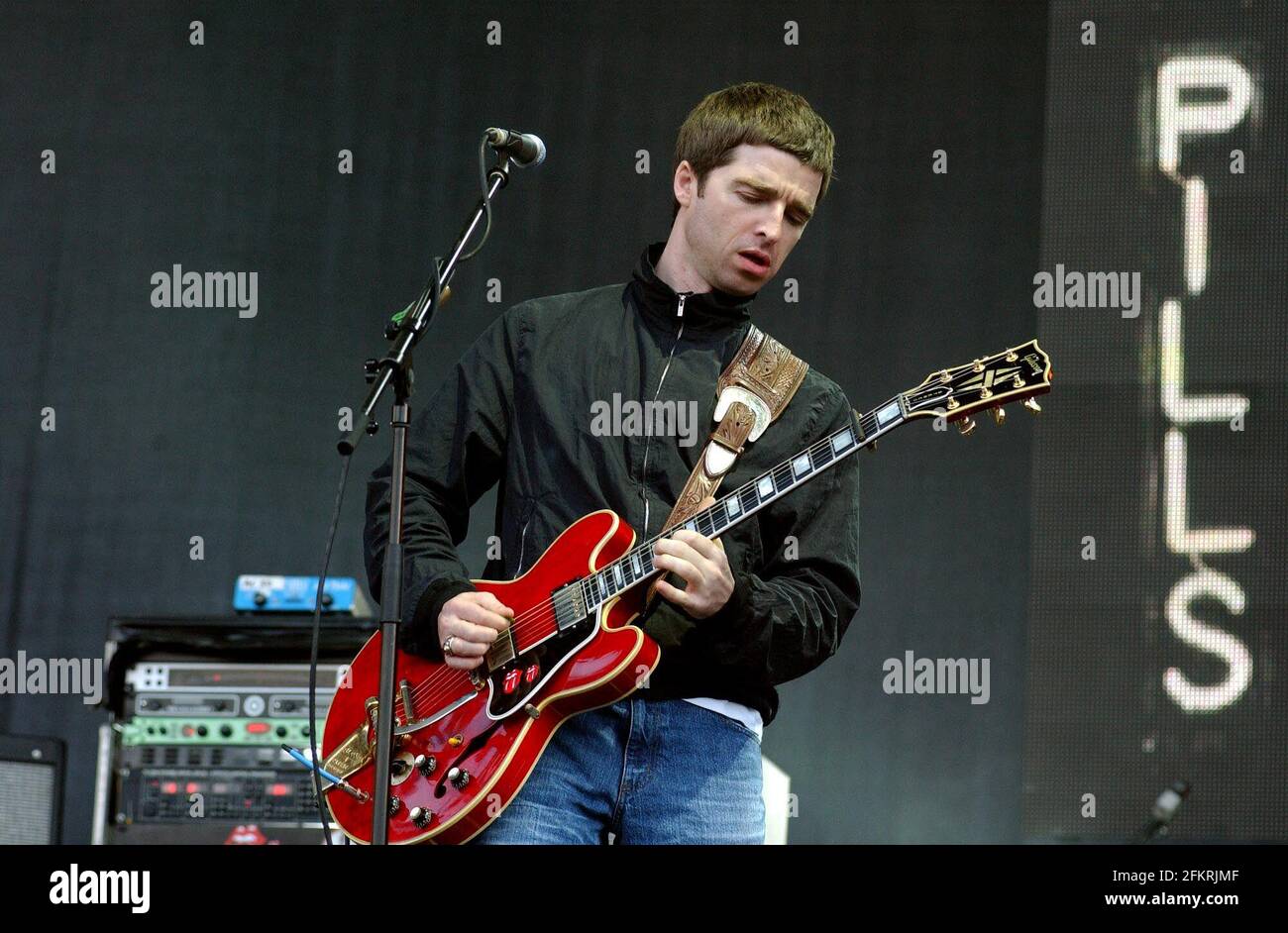 Sänger der Popband Oasis Noel Gallagher, die in Finsbury auftrat Park letzte Nacht.8. Juli 2002 Foto Andy Paradise Stockfoto