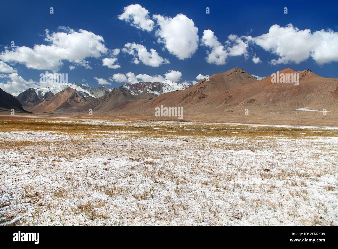 Landschaft um Pamir Autobahn M41 internationale Straße, Pamir Berge in Tadschikistan. Weißes Salz und Nitrat an der Oberfläche Stockfoto