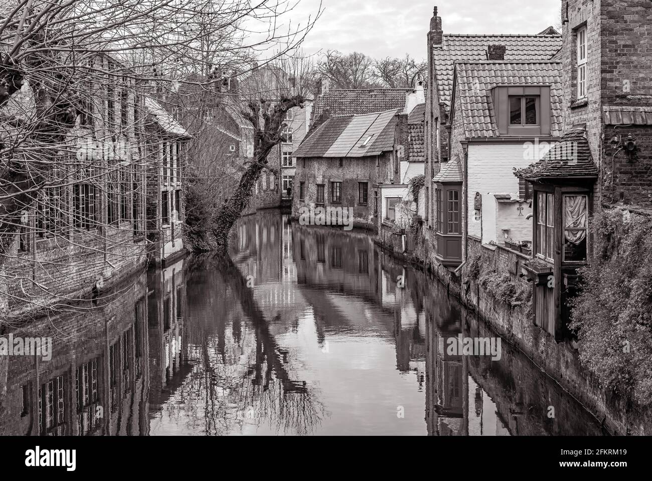 Vintage schwarz-weißer Kanal mit mittelalterlichen Häusern, Brügge (Brügge), Westflandern, Belgien. Stockfoto