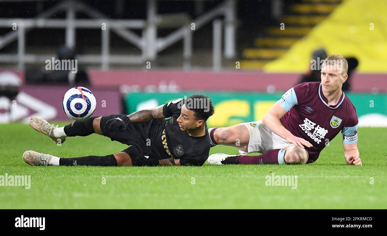 West Ham United's Jesse Lingard (links) und Burnley's Ben Mee in Aktion während des Premier League-Spiels in Tuff Moor, Burnley. Ausgabedatum: Montag, 3. Mai 2021. Stockfoto