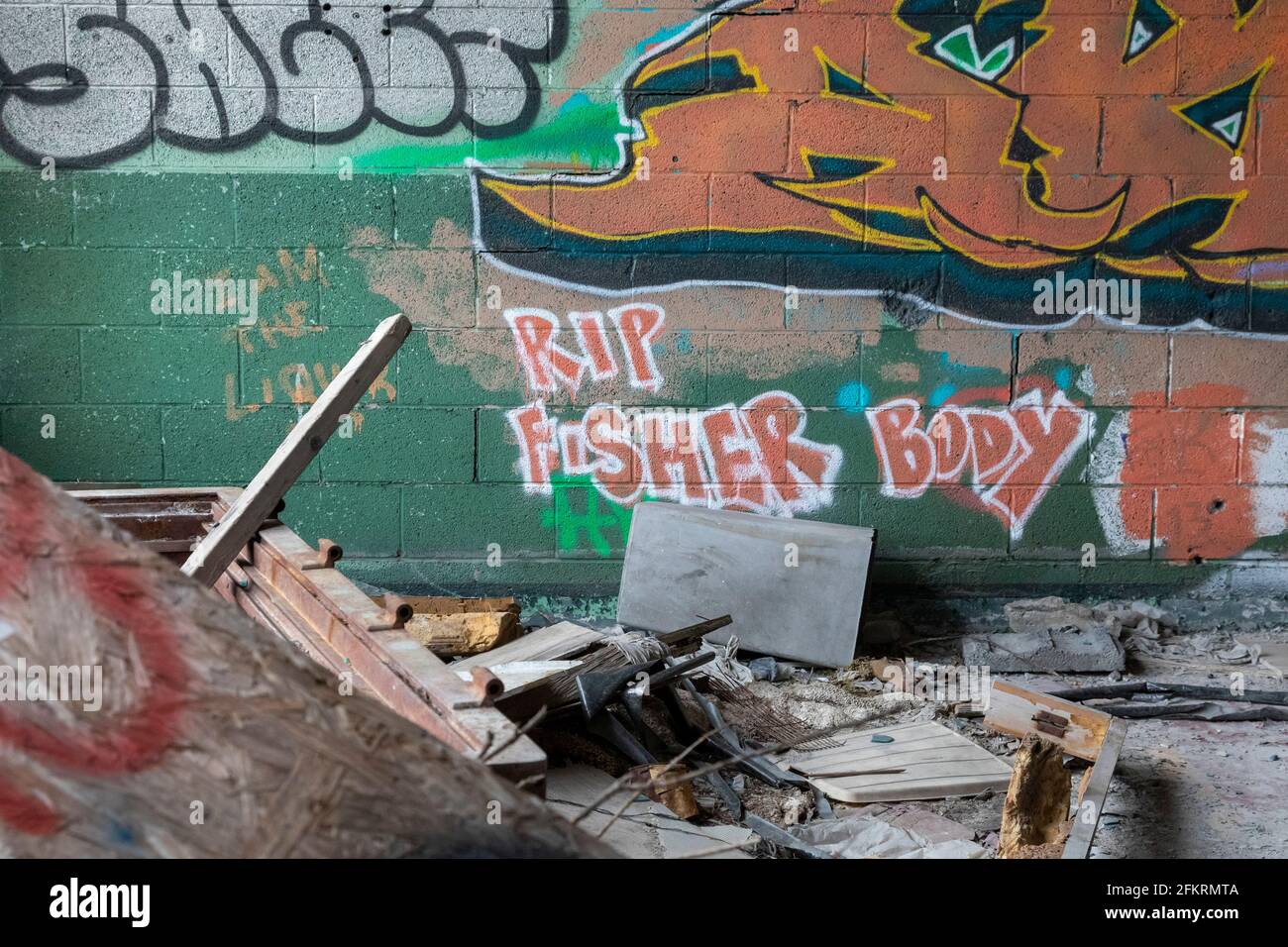 Detroit, Michigan - Graffiti in der verlassenen Fisher Body 21 Autofabrik. Die Fabrik wurde 1919 eröffnet, bis 1984 betrieben und wurde aufgegeben Stockfoto