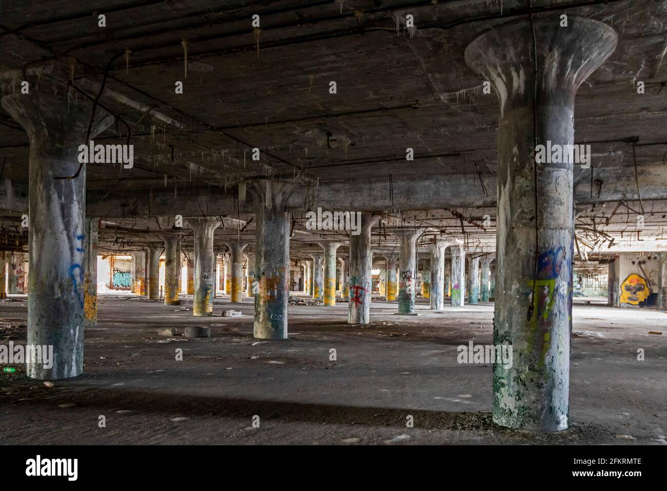 Detroit, Michigan - die verlassene Fisher Body 21 Autofabrik. Die Fabrik wurde 1919 eröffnet, war bis 1984 in Betrieb und wurde seit 1993 aufgegeben. Stockfoto